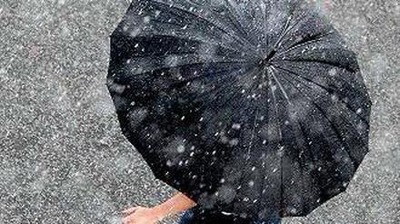 Hilft manchmal auch nichts mehr. Bei manchem Wetter nützt kein Schirm. Foto: dpa