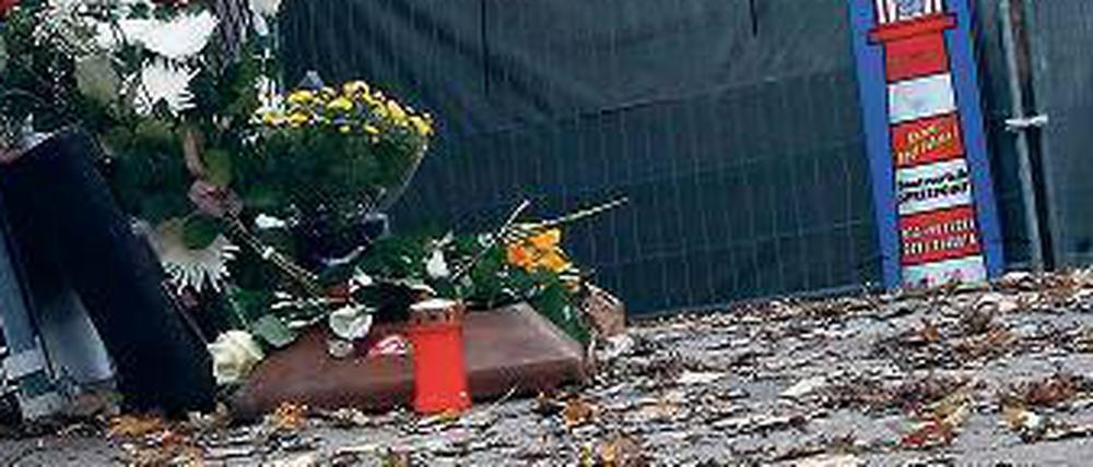 Gedenken. Vor dem S-Bahnhof werden Blumen abgelegt, eine Kerze brennt in Erinnerung an den Toten.