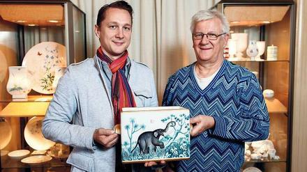 Elefant auf Porzellan. Ulrich Gronert (rechts) und sein Sohn Tim verbindet ihre Begeisterung für KPM-Objekte. Foto: Georg Moritz