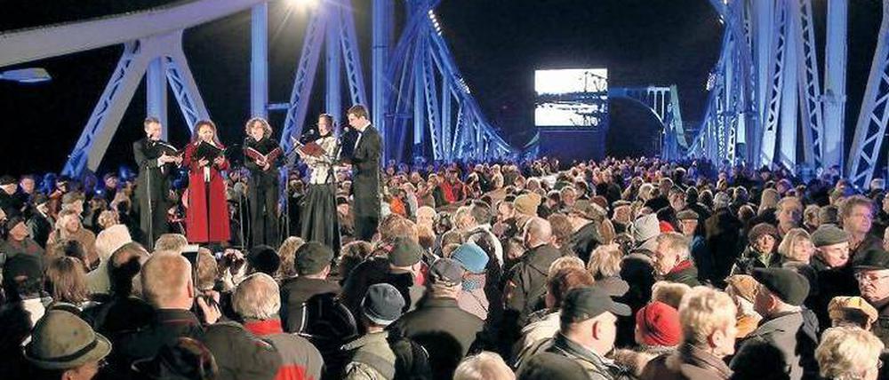 Fusion? Geht doch! Soll keiner sagen, dass die Berliner und Brandenburger nicht zusammenkommen. Als 2009 das Jubiläum der Wiedervereinigung gefeiert wurde, kamen tausende Menschen auf die Glienicker Brücke.