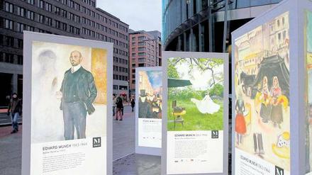 Licht im Dunkel. Wie Werbung für eine Munch-Ausstellung wirken die elf kleinen Stelen am Potsdamer Platz. Ein Irrtum: Die nachts beleuchteten Reproduktionen sind bereits die Ausstellung.