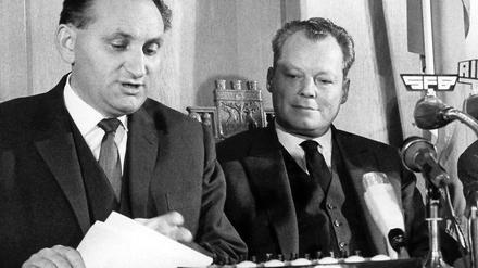 Der Regierende Bürgermeister von Berlin, Willy Brandt (rechts), und Senatspressechef Egon Bahr erläutern am 17. Dezember1963 auf einer Pressekonferenz im Rathaus Schöneberg die mit Ost-Berlin getroffene Regelung in der Passierscheinfrage. 