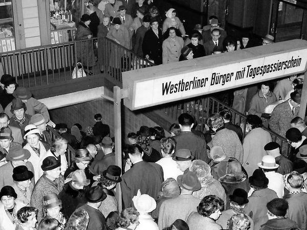 Auch nach dem ersten Passierscheinabkommen 1963 gab es Vereinbarungen über Besuchsmöglichkeiten von West-Berlinern im Ostteil der Stadt. Diese Aufnahme entstand zu Ostern 1965 am S-Bahnhof Friedrichstraße.