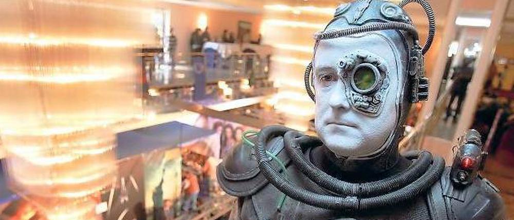 Zukunftsklischee. In Hollywood sind Cyborgs oft halb menschliche, halb kybernetische Monster. In der Science-Fiction-Reihe Star Trek unterwarfen die außerirdischen Borg durch ihre technische Überlegenheit ganze Welten. Auch Berliner Cyborgs wollen sich durch Technik verbessern – und mit dem Klischee von der bösen Mensch-Maschine aufräumen. 