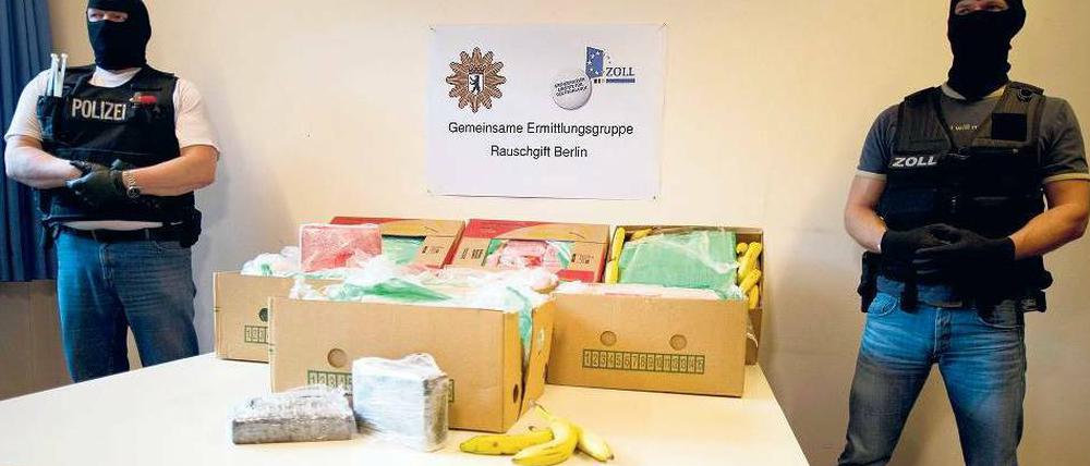 Krumme Dinger. 140 Kilo Kokain wurden bei Aldi in Bananenkisten entdeckt. Vermummt präsentierte es die Polizei.