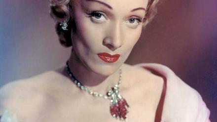 Bald nach ihrer Rückkehr aus dem kriegszerstörten Europa spielte Marlene Dietrich im Hitchcook-Film „Stage Fright“ mit – der deutsche Titel hieß sinnigerweise „die rote Lola“, offenbar eine - durch den Film nicht gedeckte - Anspielung auf ihren Erfolg "Der blaue Engel", in dem sie "Ich bin die fesche Lola" singt. 