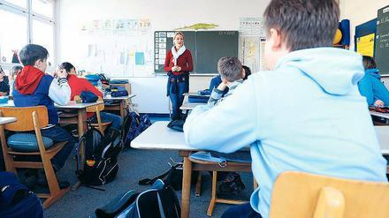 Seltenes Bild: Eine Junge Lehrerin in Berlin. Viele arbeiten anderswo - nämlich in Brandenburg. 