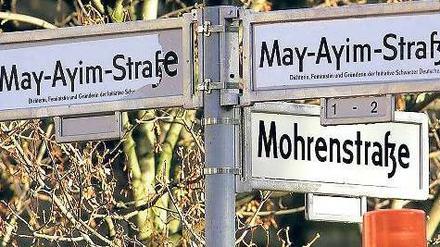 Namensstreit. Schon 2004 wurde der Name der Mohrenstraße in Mitte kontrovers diskutiert und das Straßenschild überklebt. Die damals vorgeschlagene Alternative ist allerdings nicht mehr möglich: Seit 2009 gibt es in Kreuzberg das May-Ayim-Ufer zu Ehren der Dichterin, Pädagogin und Aktivistin der afrodeutschen Bewegung. 