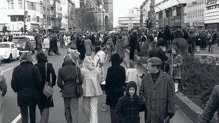 Die Straße ist unser. Der 25. November 1973 war der erste autofreie Sonntag. Viele West-Berliner nutzten den Tag, um ungestört über den Kurfürstendamm zu bummeln. 