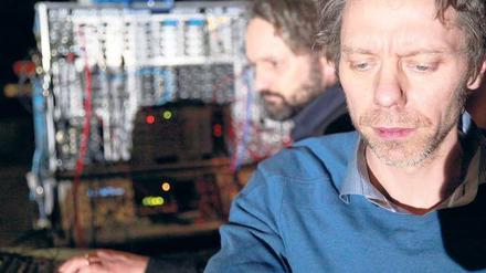 Vierhändig. Den analogen Synthesizer, den die Berliner Musiker Thomas Kürstner (hinten) und Sebastian Vogel (vorne) für das Stück „Rein Gold“ gebaut haben, können sie nur zusammen bedienen – für einen allein sind es einfach zu viele Schalter und Knöpfe. 