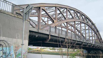 Auch sie muss weg. Die 1909 gebaute Schulenburgbrücke in Spandau kann nicht mehr saniert werden. Sie wird ersetzt. 