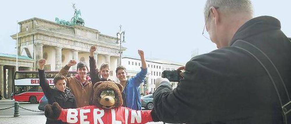 Bärensache. Für viele Touristen gehört ein Foto mit dem Berliner Wahrzeichen zum Besuch dazu. Am besten lebend. 