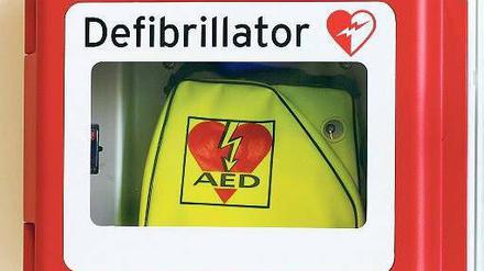 Ein Herz fassen. Mit Defibrillatoren kann man durch Stromstöße im Notfall Herzrhythmusstörungen beseitigen. Im öffentlichen Nahverkehr gibt es die Geräte aber nicht. 