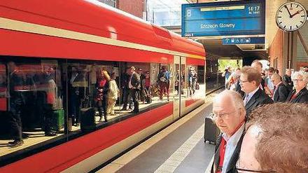 Vor dem Start. Im Bahnhof Gesundbrunnen begann die Rekordfahrt. Von dort starten auch sonst die Regionalzüge nach Stettin, die allerdings rund zwei Stunden für die Strecke brauchen. Nur der Sonderzug der SPD war schneller.