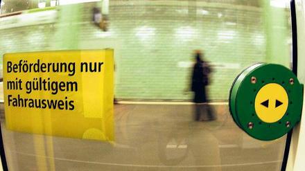 Die Fahrausweise, bitte. Wann BVG-Tickets teurer werden, steht offenbar noch nicht fest. Dass Fahrgäste die Verkehrsbetriebe mitfinanzieren müssen, durchaus.