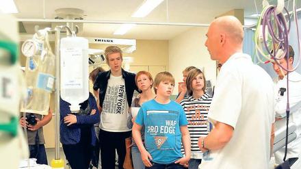 Sehen, hören, fühlen. Die neunte Klasse der Georg-Klingenberg-Schule durchlief am Dienstag alle Stationen des Unfallkrankenhauses Biesdorf. 