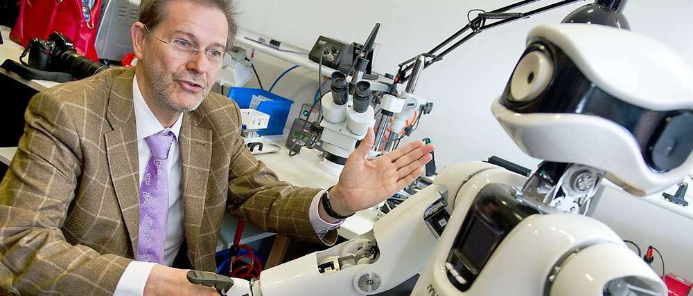 Kurz auf Augenhöhe. Uni-Präsident Jan-Hendrik Olbertz mit dem humanoiden Roboter Myon. Der Kleine soll lernen und dann eigene Entscheidungen treffen können. 
