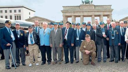 Gruppenbild der Luftbrücken-Veteranen am Brandenburger Tor. 