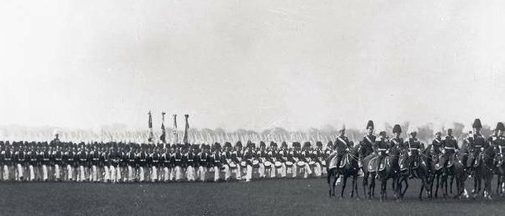 Paradestrecke. Das Tempelhofer Feld war jahrzehntelang fest in der Hand des Militärs (hier im Jahr 1913).