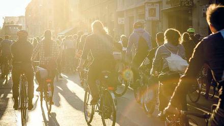 Zur Sonne, zur Freiheit. Am Freitagabend machten sich mehr als 1000 Radfahrer auf den Weg durch die Stadt. Allein durch ihre schiere Anzahl konnten sie die Straße für sich reklamieren.