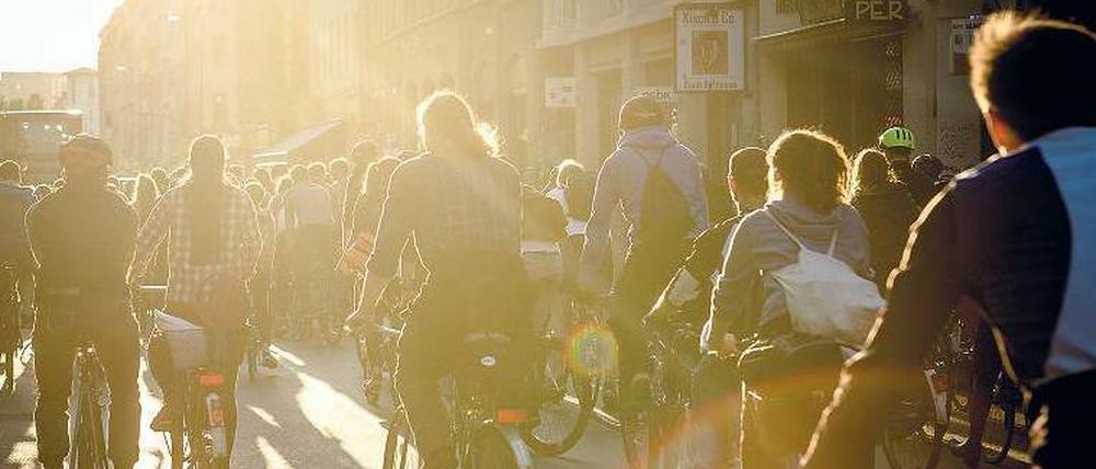 Zur Sonne, zur Freiheit. Am Freitagabend machten sich mehr als 1000 Radfahrer auf den Weg durch die Stadt. Allein durch ihre schiere Anzahl konnten sie die Straße für sich reklamieren.