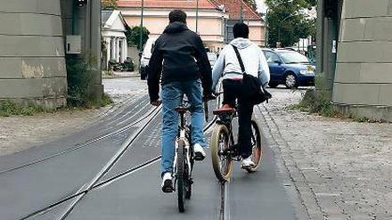 Immer wieder stürzen Radfahrer, weil sich ihr Reifen in Straßenbahngleisen verklemmt.