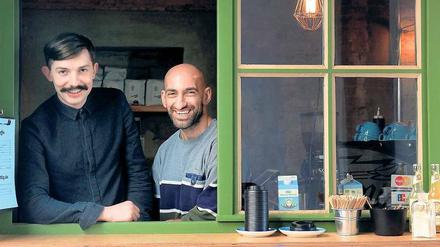 Benjamin Pates (li.) und Namy Nosratifard haben eine leer stehende Kreuzberger Pförtnerloge zum "Concierge Coffee" veredelt. 