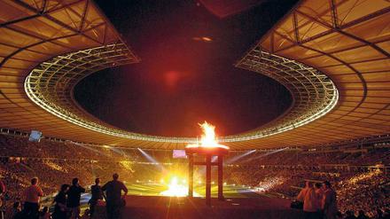 Spielplatz Westend. Im Olympiapark könnten Wettkämpfe stattfinden, vor allem natürlich im Olympiastadion. Das Foto stammt von der Eröffnungsfeier im Juli 2004 nach dem jahrelangen Umbau.
