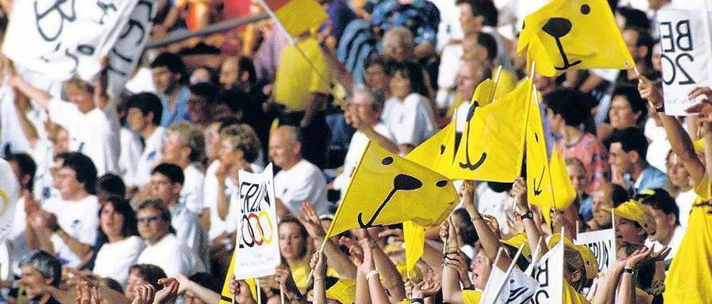Umsonst gejubelt. Die Begeisterung dieser Fans für Olympia 2000 in Berlin blieb seinerzeit erfolglos. Vielleicht klappt’s ja im nächsten Anlauf. 