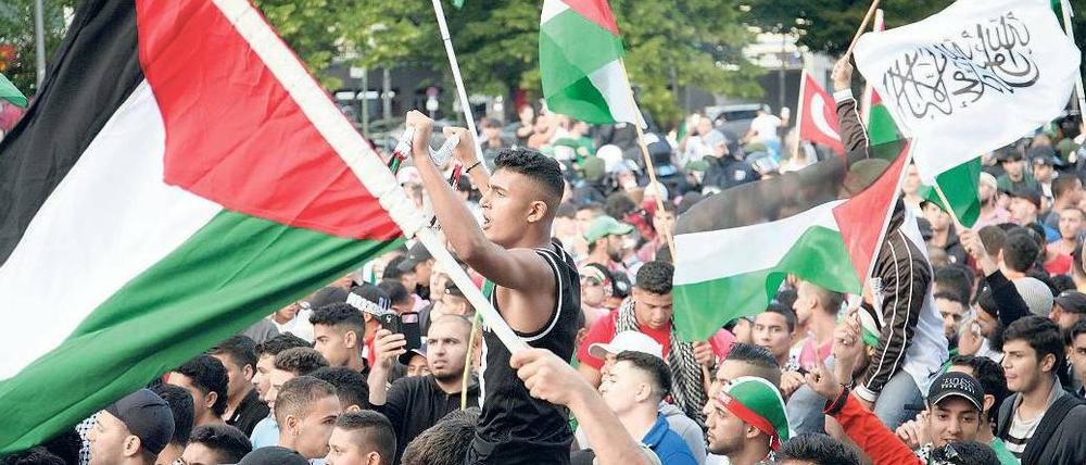 Aggressive Stimmung. Rund 1000 meist junge Araber demonstrierten bereits am vergangenen Sonnabend am Potsdamer Platz für ein freies Palästina. 