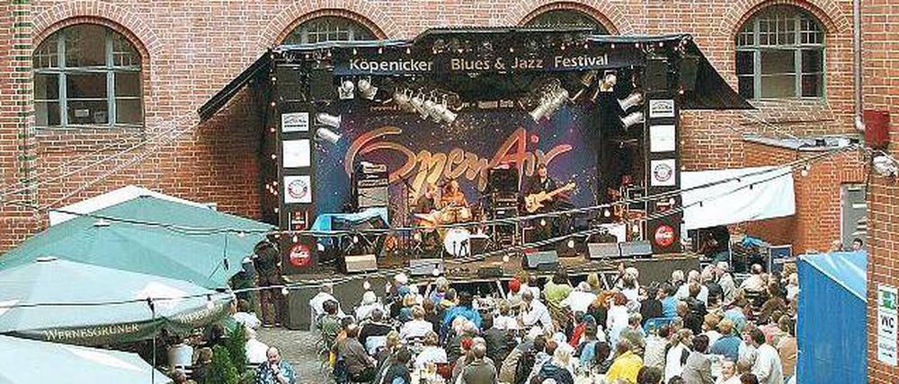 Da war Musik drin. Wolfgang Pinzl hat 18 Jahre lang „Jazz in Town“ im Hof des Rathauses Köpenick veranstaltet – jetzt wird der Hof saniert, das Festival soll es auch danach nicht mehr geben. Ein Teil des Programms wird in der Kulturbrauerei in Prenzlauer Berg fortgesetzt. 