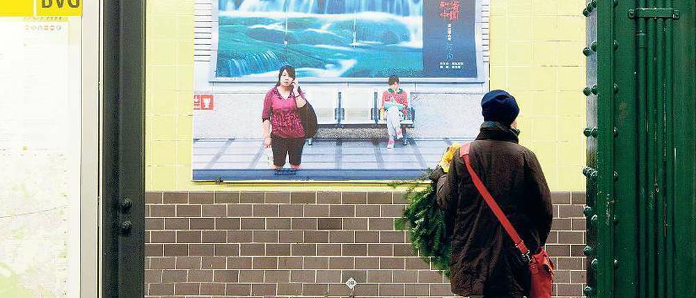 Eine schaut, eine andere schaut zurück. 2012 waren diese Fotos von Alfred Banze in der U-Bahnstation Tempelhof zu sehen: Sie zeigten gelangweilte Reisende in der chinesischen Stadt Guangzhou beim Warten auf den Zug.