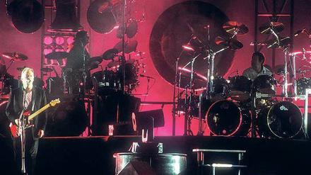 Das knallt. Eine große Show boten Pink Floyd auch im August 1994 auf dem Maifeld. Diese Aufnahme entstand allerdings im April desselben Jahres bei einem Auftritt in Oakland, Kalifornien. Foto: Jay Blakesberg / fotex