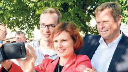 Dieses Foto gibt es gratis. Linken-Chefin Katja Kipping beim Wahlkampf mit Finanzminister Christian Görke (rechts) und dem neuen Parteimitglied Arno Peiser.