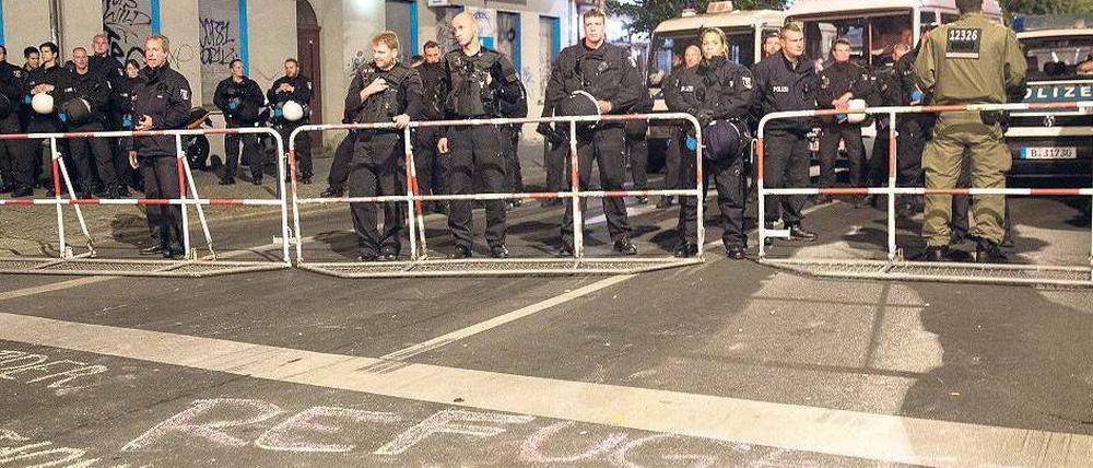Angst vor Abschiebung. Polizisten haben das Gebiet rund um die Unterkunft in der Gürtelstraße abgesperrt. Flüchtlinge protestieren dort gegen ihre Behandlung in Berlin. 