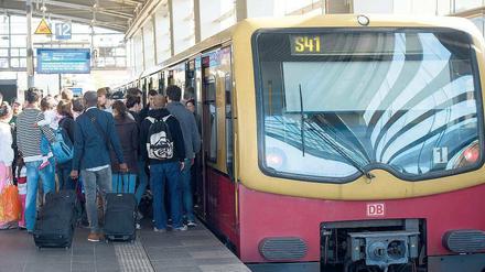 Chaos nach dem Anschlag. Die Fahrgäste müssen noch bis Sonntag unter den Folgen der Attacke auf das S-Bahn-Netz der Region leiden. 
