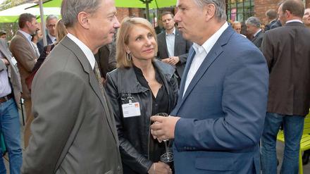 Locker bleiben. Der Noch-Regierende Klaus Wowereit (rechts) sprach beim SPD-Sommerfest lange mit US-Botschafter John B. Emerson und dessen Frau Kimberly. 
