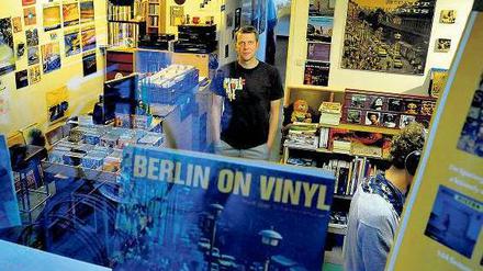 Bernd Leyon (hier in seinem Laden „Musik Department“ in Prenzlauer Berg) hat ein Faible für Schallplatten mit Berlin-Covern. 