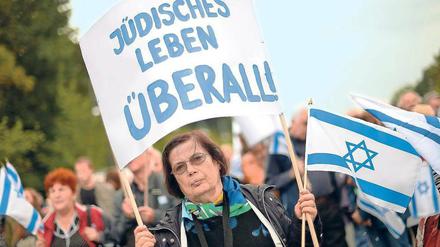 Auf der Straße nach Frieden. Zusammen mit der Bundeskanzlerin und dem Bundespräsidenten demonstrieren rund 5000 Menschen am Sonntag in Berlin gegen Antisemitismus. 