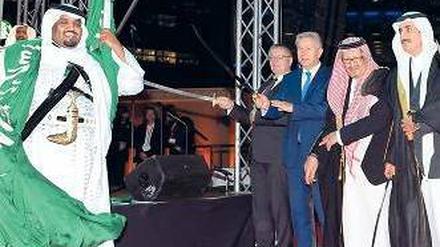 Tanz den Al Ardah. Klaus Wowereit mit dem Kulturminister Abdulaziz Khoja und dem stellvertretenden Außenminister Prinz Khaled bin Saud (ganz rechts). Links außen Staatssekretär Stephan Steinlein, Auswärtiges Amt.