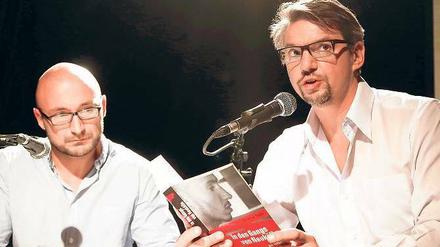 Schwierige Worte. Autor Christian Stahl (rechts) hat ein persönliches Buch geschrieben. Sein Protagonist Yeha E. konnte zur Lesung nicht kommen: Er ist wieder im Gefängnis. Seinen Part übernahm der Comedian Murat Topal, früher Polizist in Neukölln.