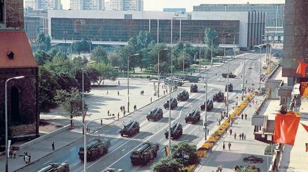Die Staatsführung feierte mit militärischem Gerassel den 40. DDR-Geburtstag.