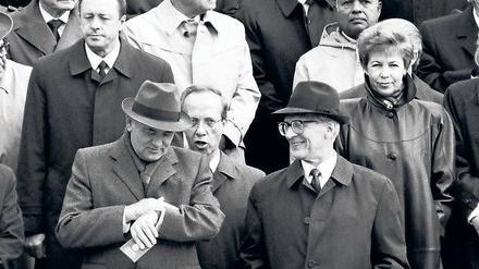 Die Zeit läuft ab: Michail Gorbatschow schaut bei der Parade zum 40. DDR-Jahrestag bedeutungsvoll auf seine Uhr.