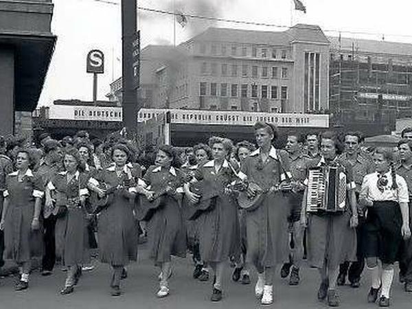 Alexanderplatz, 1951. Damals laufen in Ost-Berlin gerade die „Weltfestspiele der Jugend“. Rechts ist der Bahnhof zu sehen, dahinter: das alte C&amp;A-Kaufhaus.