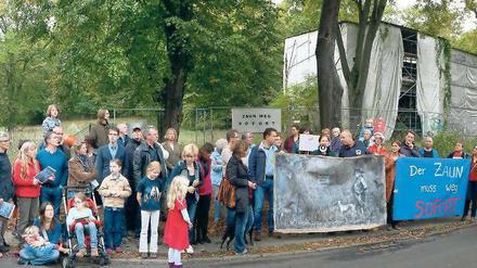 Protest gegen Absperrung. Am Pfingsberg steht die marode Villa Henckel. Den zugehörigen Park hat der Springer-Chef absperren lassen – auf Betreiben der Stiftung Preußische Schlösser und Gärten. 