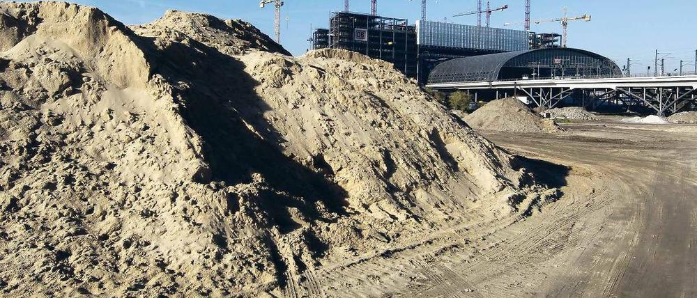 Am Aushub verhoben. Der Sand im Tierpark stammt aus den Baugruben um den Hauptbahnhof. Die Entsorgung soll mehr als zwei Millionen Euro kosten.