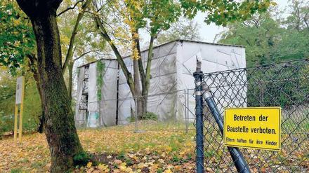 Bis hierhin und nicht weiter. An diesem Zaun entzündete sich der Streit um den Park der Villa Henckel. Im Hintergrund das in Bauplanen eingepackte historische Gebäude.
