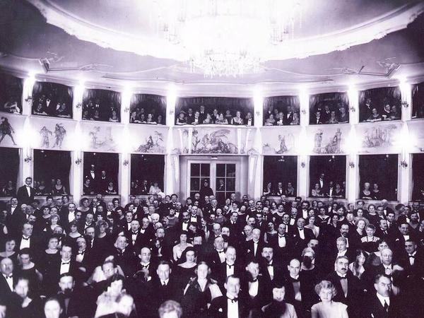 Am 1. November 1924 feierte die Komödie am Ku’damm ihre erste Premiere. Seitdem pflegt sie die Tradition des Boulevard-Theaters in der City West.