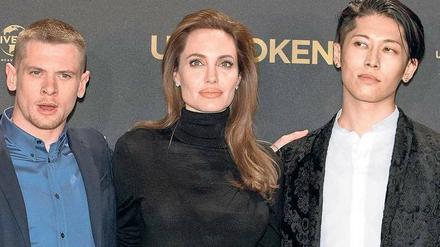 Unter Männern. Angelina Jolie mit Jack O’Connell und Miyavi, den beiden Hauptdarstellern aus ihrer zweiten Regiearbeit „Unbroken“.