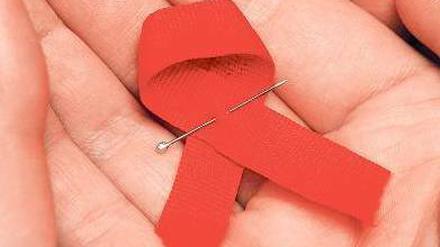 Symbol kontra Aids. Die rote Schleife ist das Zeichen der weltweiten Kampagnen gegen die lebensgefährliche Erkrankung. 